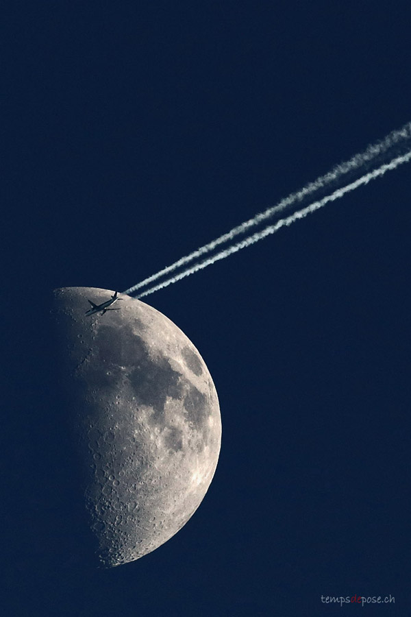 Passage d'un avion devant la Lune