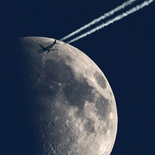 Passage d'un avion devant la Lune