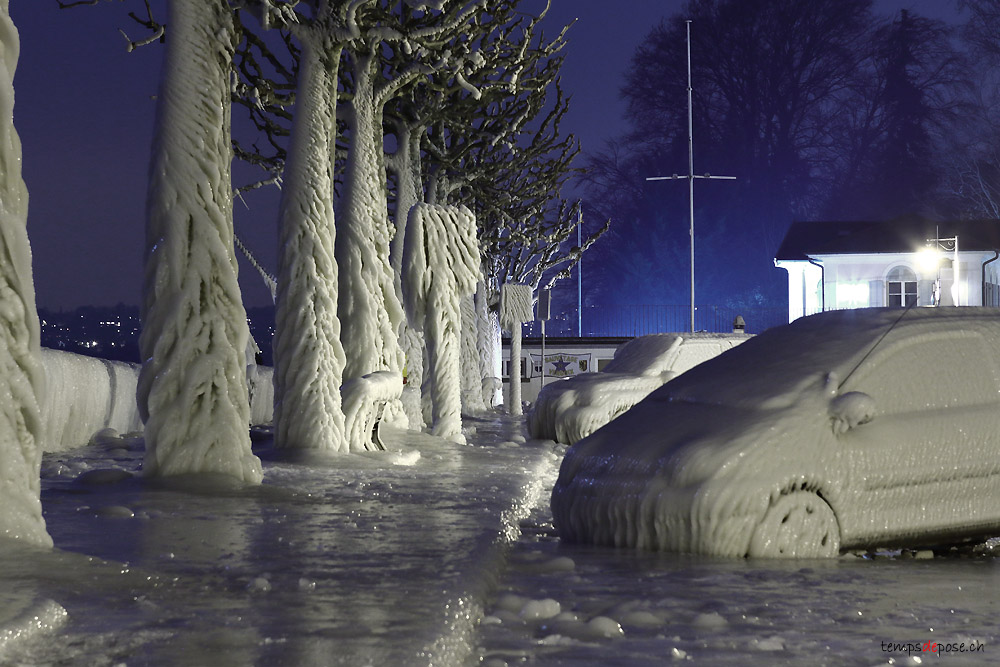 Voiture recouverte de glace